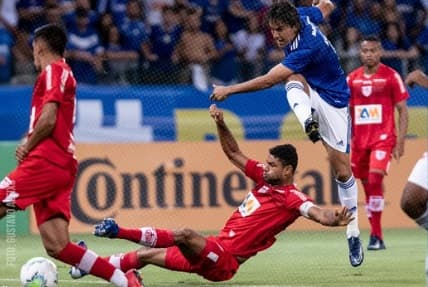 Marcelo Moreno lutou contra a defesa do CRB, mas teve pouco sucesso na noite ruim do Cruzeiro
