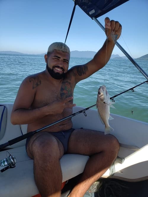 Sósia Gabigol pescando