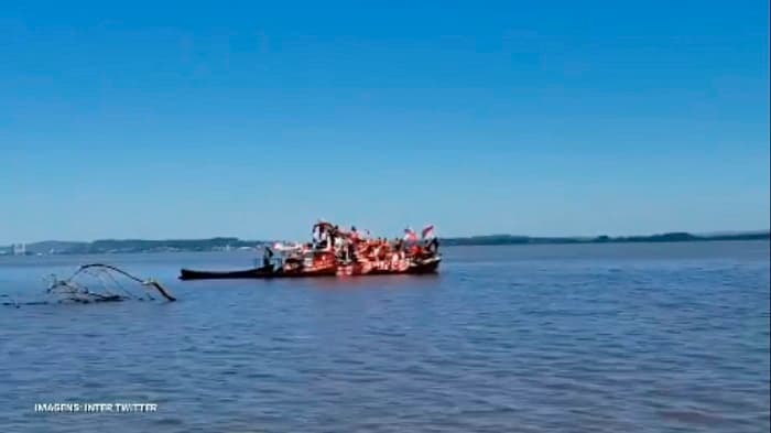 Barco com torcedores do Internacional no Rio Guaíba