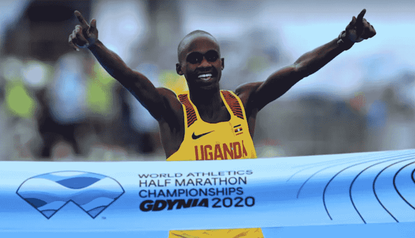 Jacob Kiplimo comemora a vitória e o título do Mundial de Meia Maratona, em Gdynia, na Polônia. (Divulgação)