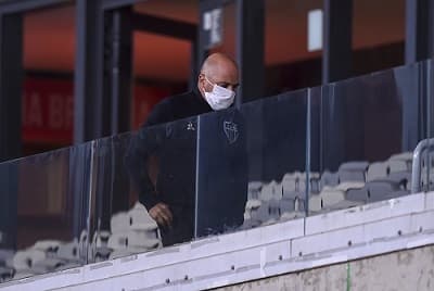 Sampaoli ficou  fora do banco de reservas, mas esteve presente no Mineirão no duelo com o Flamengo, gerando desconfiança do tribunal quanto a conduta do treinador, que estava suspenso