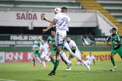 O Cruzeiro esteve bem postado diante da líder Chape, realizando seu jogo mais organizado taticamente