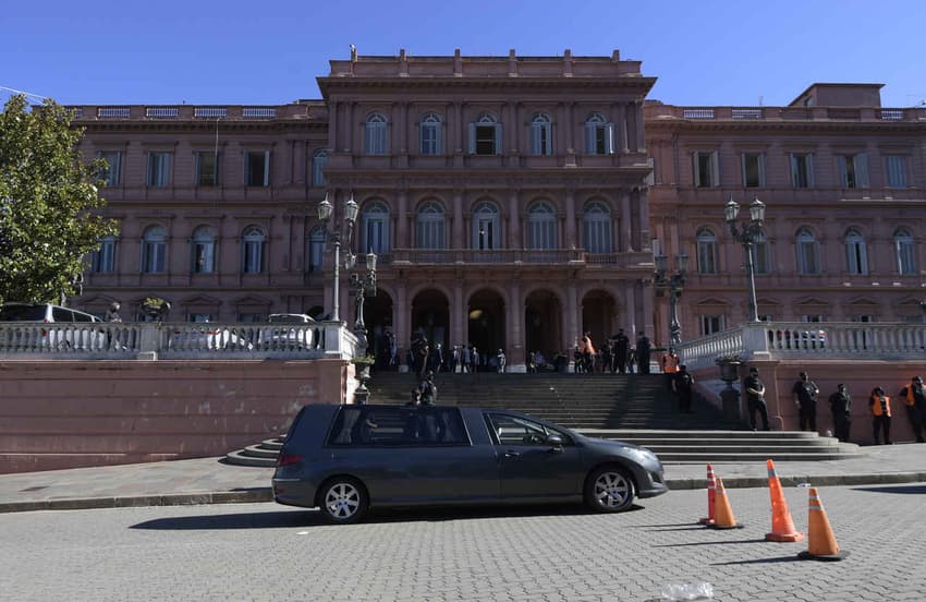 Carro fúnebre do lado de fora da Casa Rosada, onde ocorreu o velório de Maradona