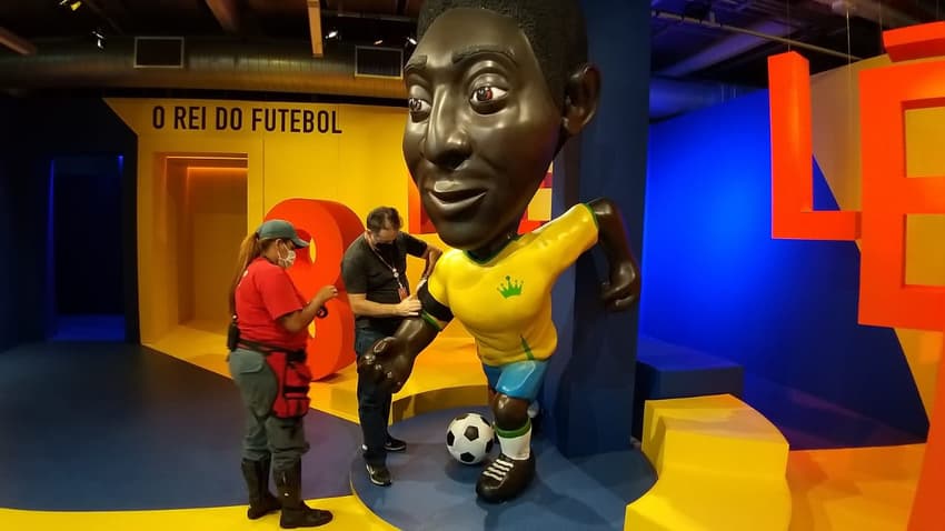 Pelé - braçadeira de luto por Maradona