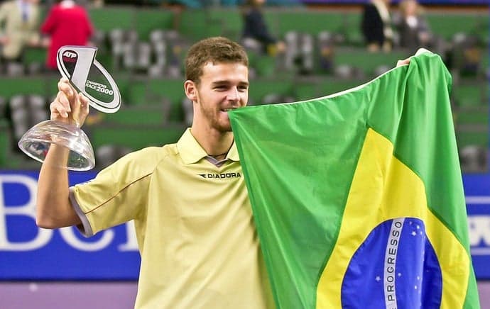 Guga Kuerten com troféu de número 1 no ano em 2000