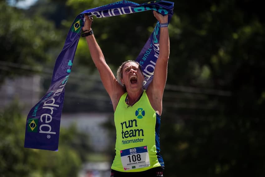 Adriana Rosa comemora seu recorde no FKT Rio One Hundred® Camimho do Imperador. (Allan Carvalho/Divulgação).jpeg