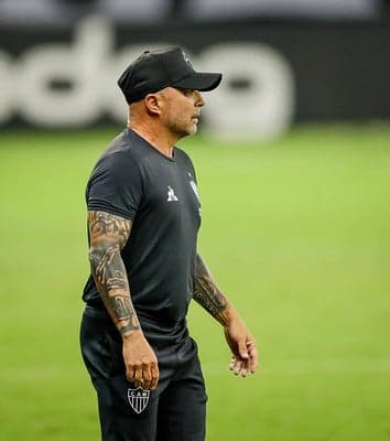 Jorge Sampaoli voltou ao banco do Galo depois de ser contaminado pelo novo coronavírus e não gostou do que viu em campo