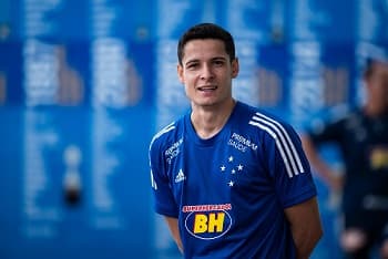 Matheus começou como zagueiro a carreira e pode ser mais um jogador versátil no elenco celeste