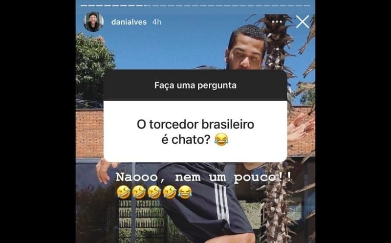 Dani Alves ironiza torcida brasileira