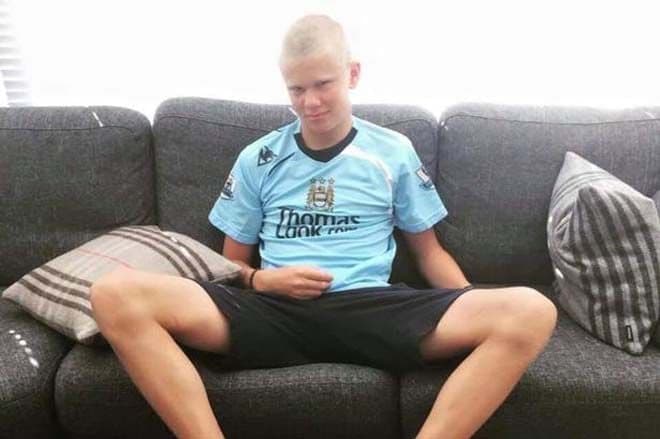 Erling Haaland com a camisa do Manchester City na infância