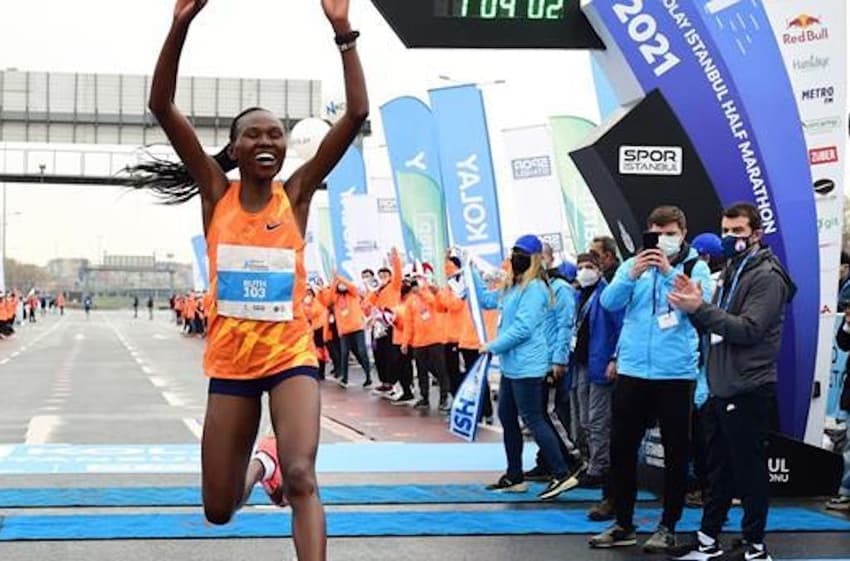 Com 1h04m02s, a queniana Ruth Chepngetich vence a Meia Maratona N Kolay, em Instambul, com direito a recorde mundial. (Divulgação)