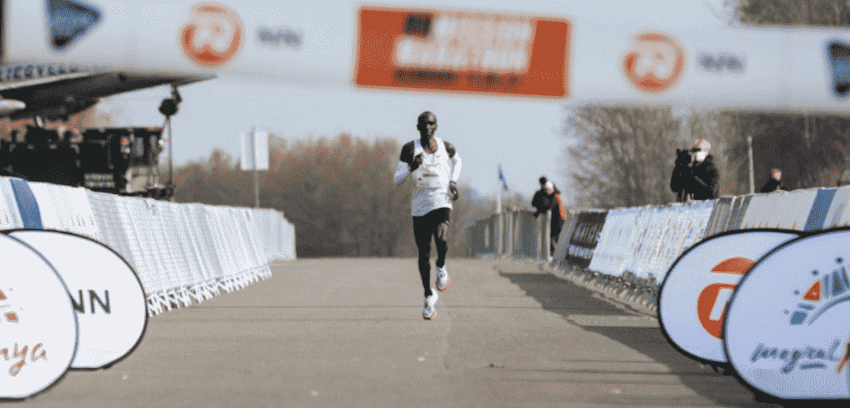 Eliud Kipchoge vence a NN Mission Marathon em Twente, na Holanda.