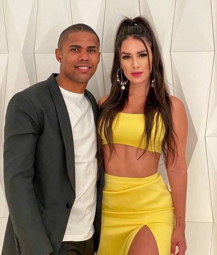 Douglas Costa e esposa Nathalia Felix