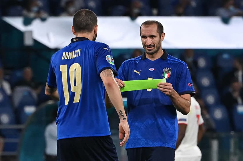 Grande dupla de zagueiros recente da Juventus e da Itália, Bonucci e Chiellini figuram na lista (Foto: ANDREAS SOLARO / POOL / AFP)