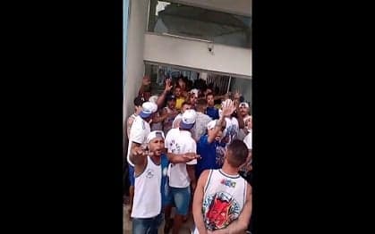 O local de treinos do Cruzeiro foi alvo da ira de um grupo de torcedores que protestavam contra o clube