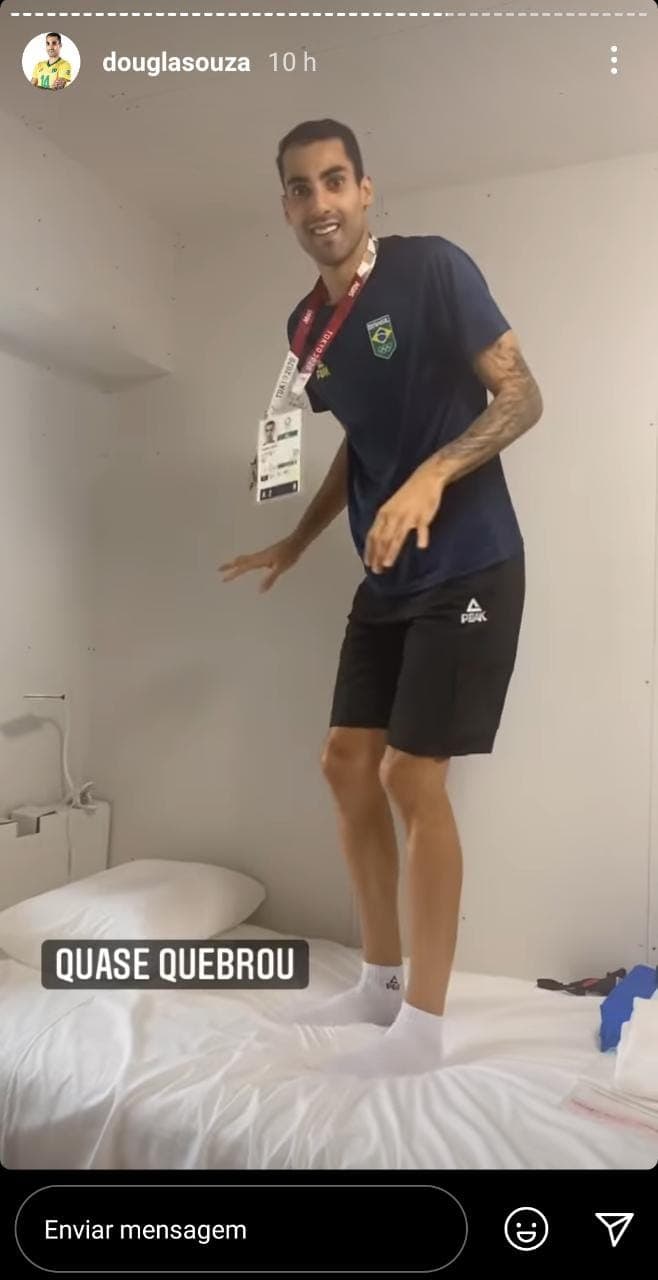 Douglas Souza cama de papelão