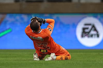 Everson teve uma noite de quase vilão, para ser o herói do Galo na passagem às quartas de final da Libertadores