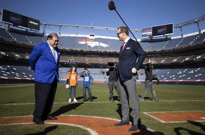 Peyton Manning recebe a notícia de sua indicação ao Hall da Fama