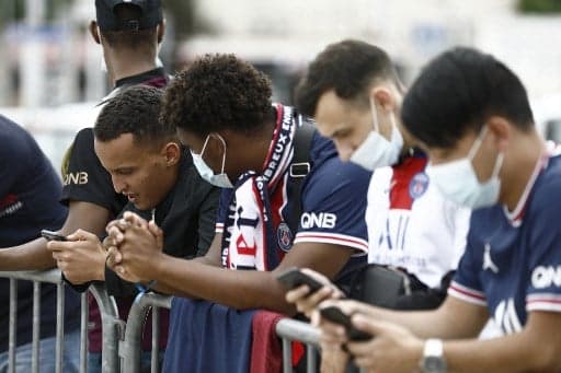 Torcedores do PSG esperam por Messi em aeroporto de Paris