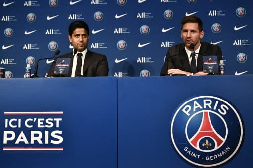 Nasser Al-Khelaifi e Lionel Messi em coletiva no PSG