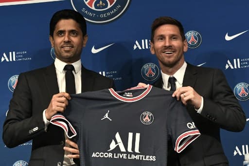 Nasser Al-Khelaifi e Mesis em coletiva do PSG