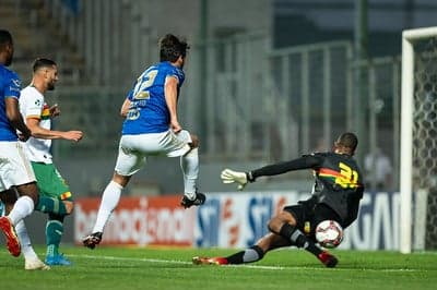 O goleiro Mota, do Sampaio, foi um dos nomes do jogo, evitando algumas chances de gol da Raposa