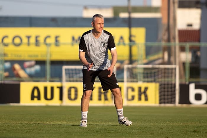 Tiago Nunes em treino no Ceará