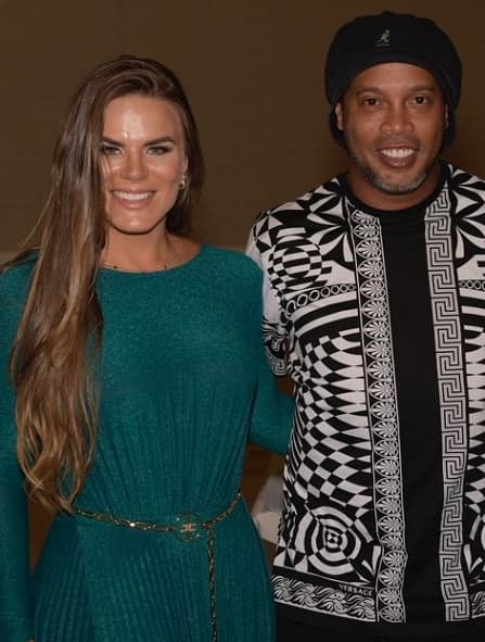 Ronaldinho Gaúcho e cunhada/assessora Bruna Cramer