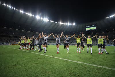 Cuca e o elenco alvinegro agradeceram a força da torcida apósa dura partida diante do Internacional