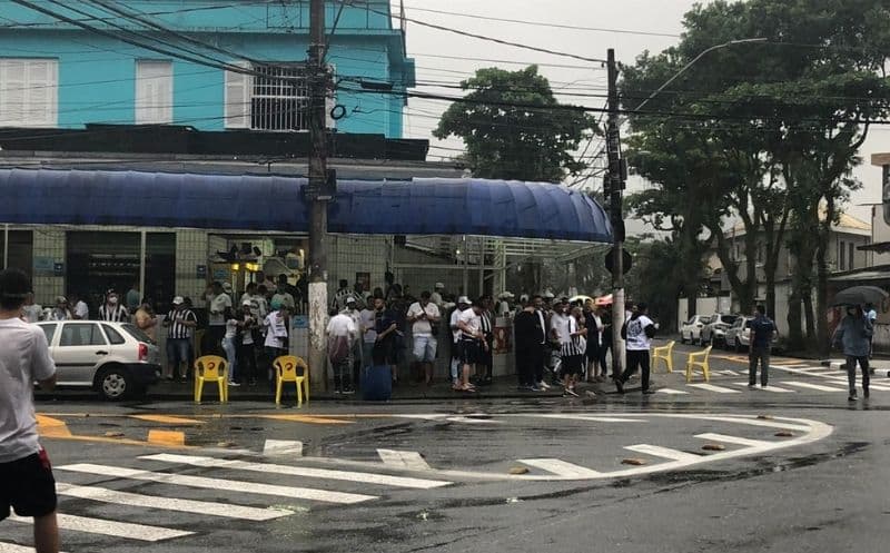 Torcida santista usou toldos para se abrigar da chuva