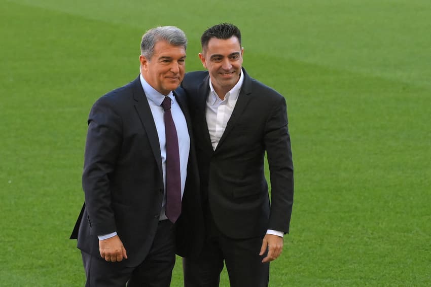 Xavi Hernández e Joan Laporta, presidente do Barcelona