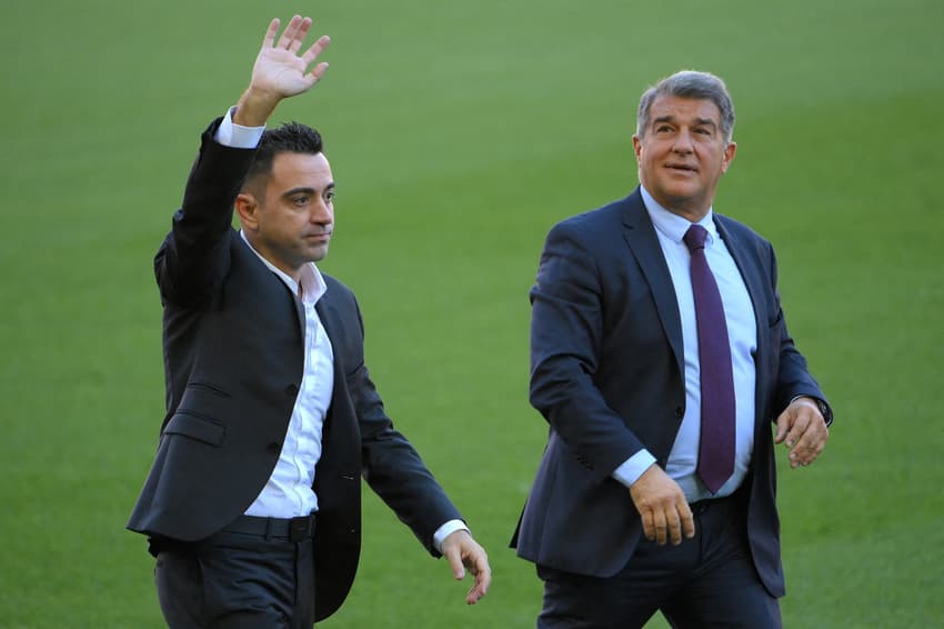 Xavi Hernández e Joan Laporta, presidente do Barcelona