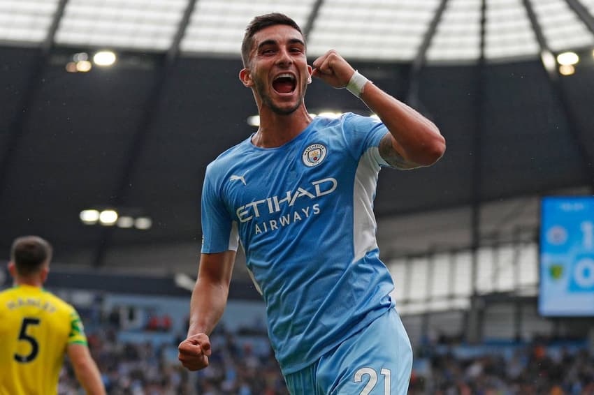 Ferrán Torres em ação com a camisa do Manchester City