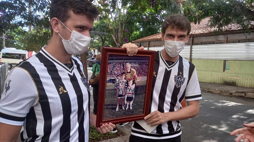 Irmãos atleticanos mostram foto com Taffarel