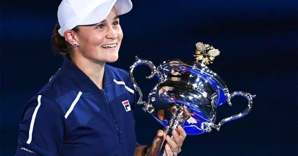 Ashleigh Barty sorri com troféu do Australian Open 2022