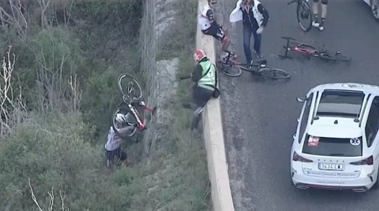 Ciclista cai de barranco