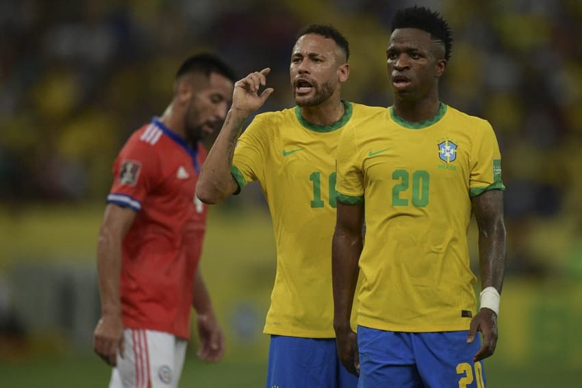 Carlo Ancelotti falou sobre Vini Jr, Neymar e a disputa pela camisa 10 da Seleção Brasileira (Foto: CARL DE SOUZA / AFP)