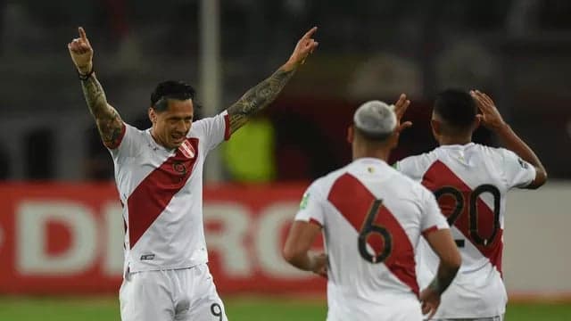 Lapadula comemora o gol marcado pelo Peru sobre o Paraguai