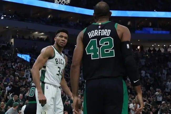 Alvos do Golden State Warriors, Giannis Antetokounmpo e Al Horford em jogo entre Bucks e Celtics na NBA (Foto: Stacy Revere/AFP)