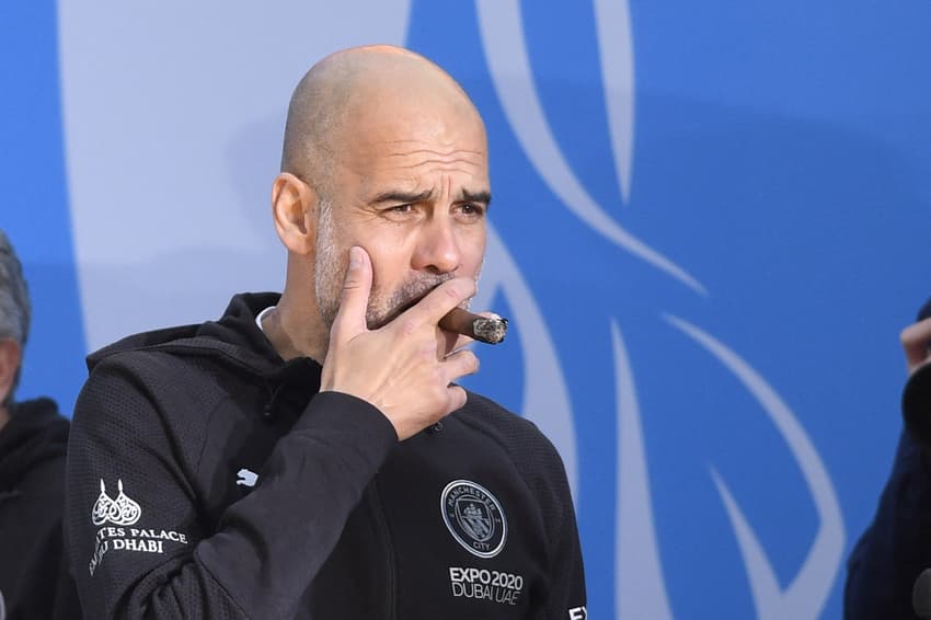 Manchester City comemorando título da Premier League - Pep Guardiola com o charuto