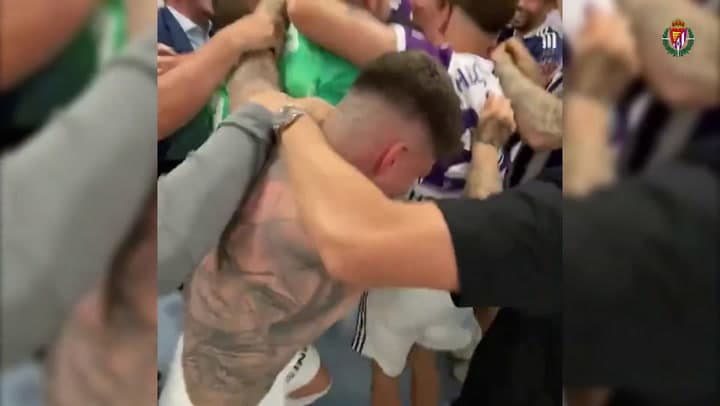 Ronaldo celebrando com jogadores do Valladolid