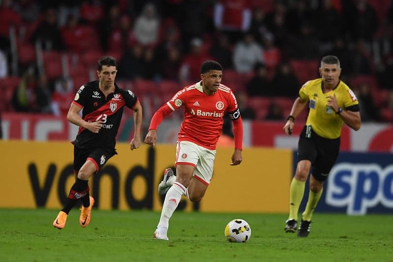 Internacional x Atlético-Go - Taison