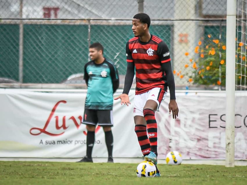 O zagueiro Cleiton em ação pelo Sub-20 do Flamengo (Foto: Alexandre Neto)