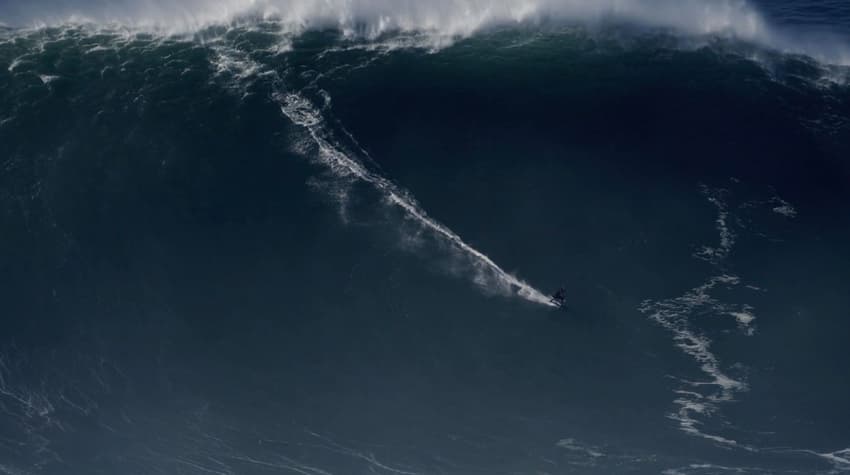 Sebastian Steudtner na maior onda já surfada da história