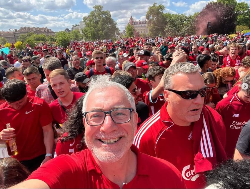 Biro é torcedor fanático do Liverpool e viaja o mundo para acompanhar eventos esportivos