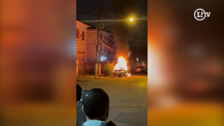 Carro incendiado na Vila Belmiro