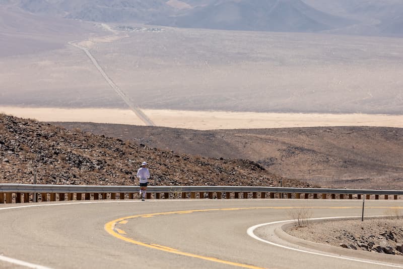 A longa jornada de Alexandre Castello Branco na Badwater. (Foto de Beto Noval)