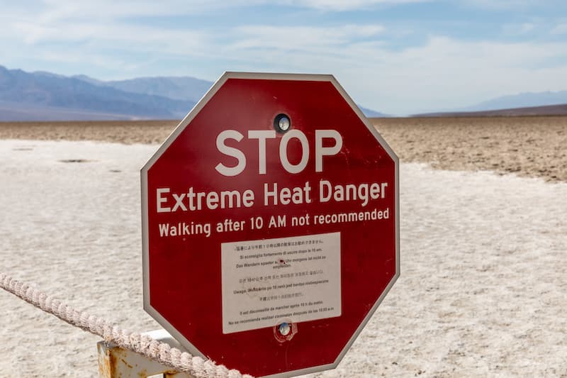 Placa no caminho da Badwater alerta sobre os riscos estar sob um sol inclemente. (Foto de Beto Noval)