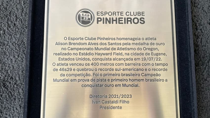 Placa de homenagem - Alison dos Santos