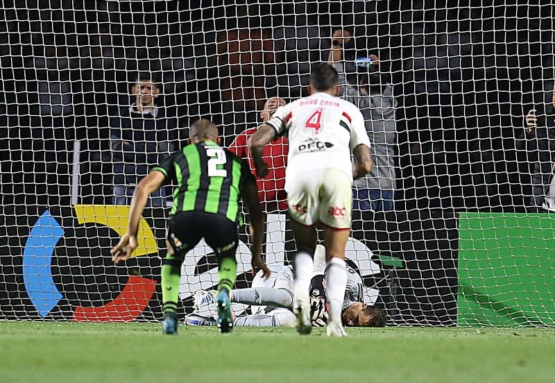 São Paulo x América-MG - Couto pega pênalti